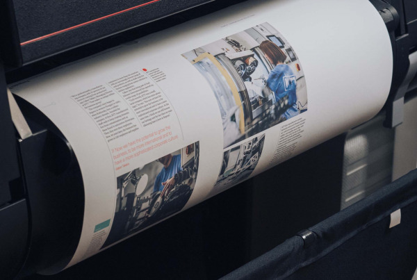 En tryckt tidning leveras från en skrivare för en printkampanj.