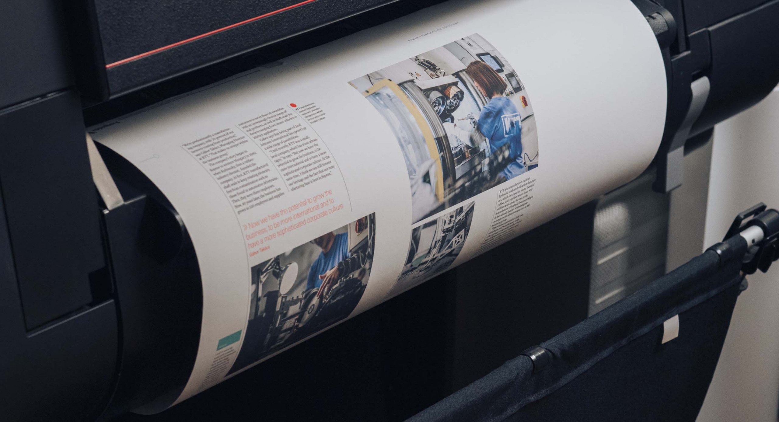 En tryckt tidning leveras från en skrivare för en printkampanj.