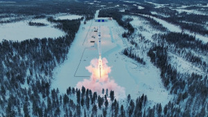 Bild från Appelbergs simulering av hur det kommer att se ut när en raket lyfter från Spaceport Esrange inför deras invigning. 